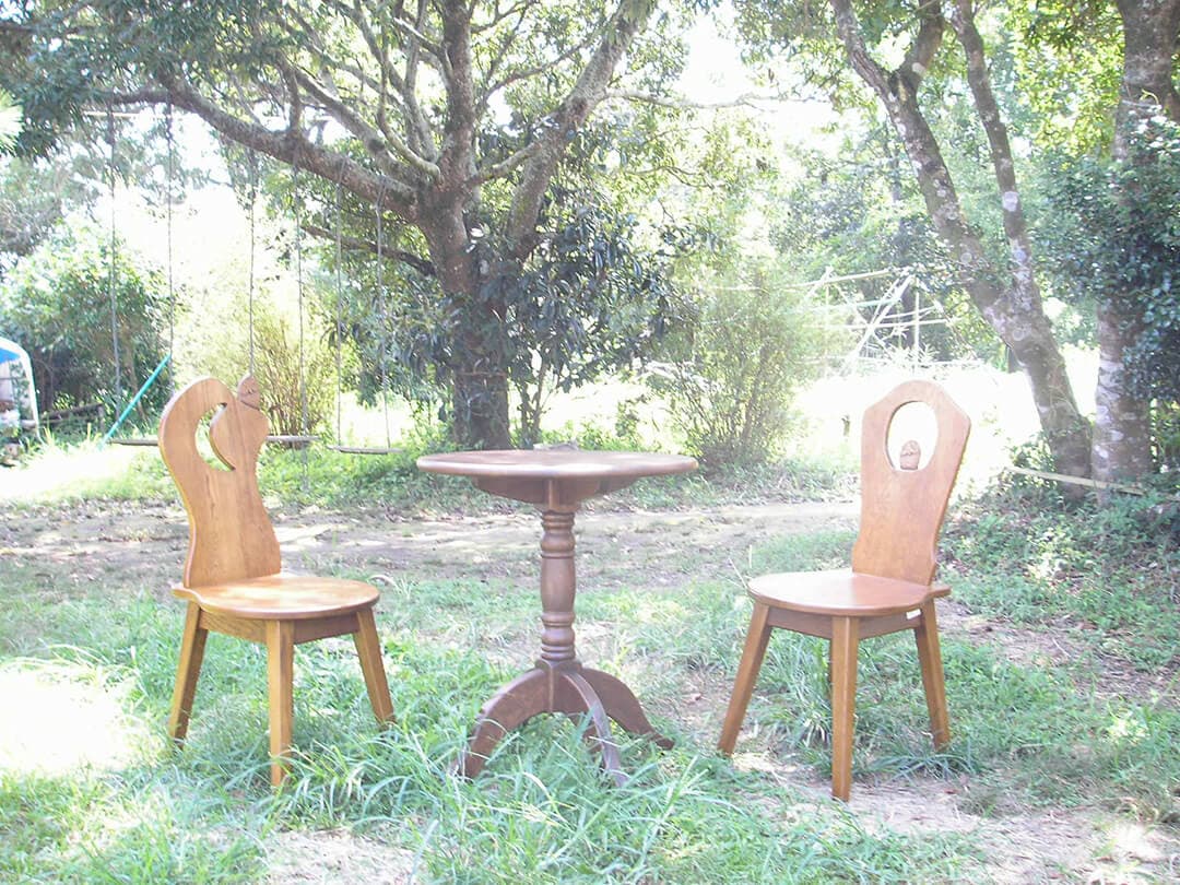 森の中のテーブルと椅子
